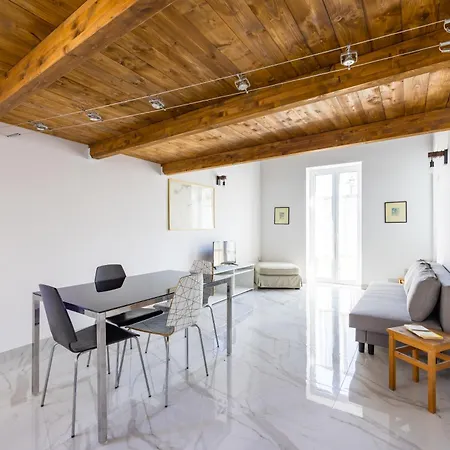 Carrozzieri Nest At Historical Center Nápoly